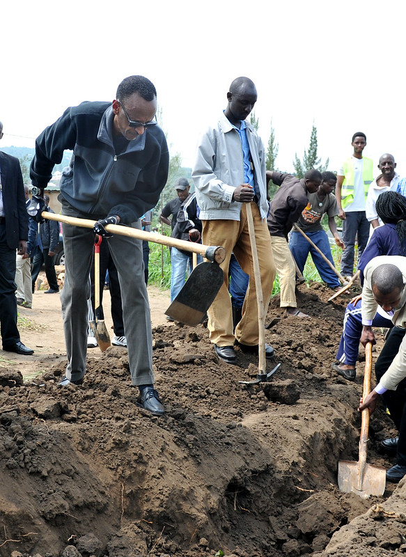 Presedente de Ruanda en Umuganda con otros Ruandeses.